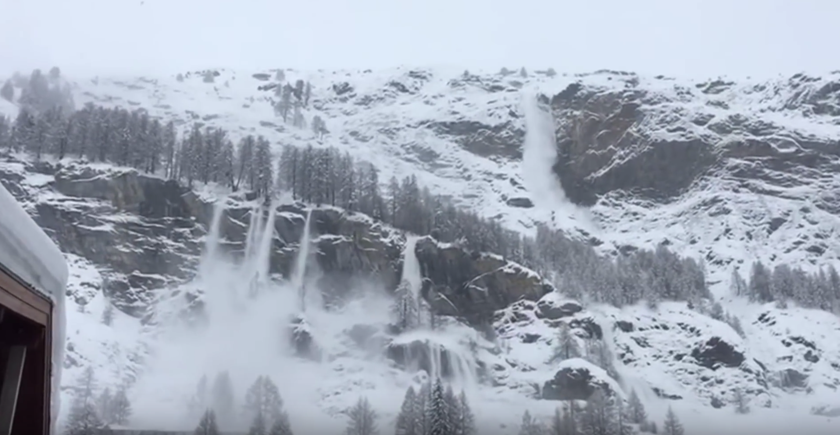 Zermatt நகரில் பனிப்பாறை சரிவு ஏற்பட்ட வீடியோ வெளியாகியுள்ளது.